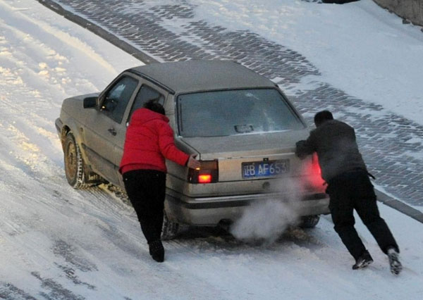 大雪天驾驶技巧